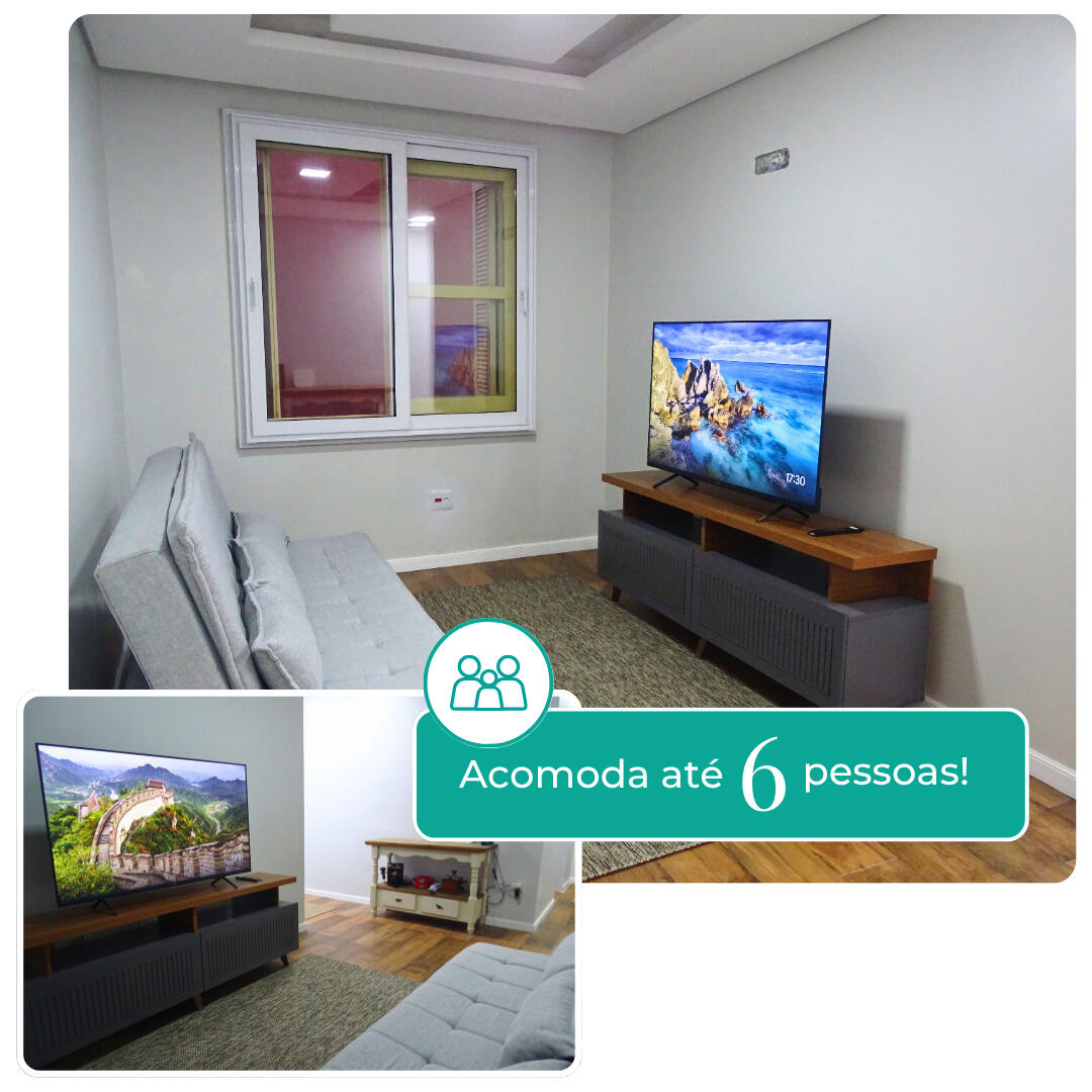 Foto da sala do apartamento com sofá, hack e televisão com a informação de que acomoda até 6 pessoas. Foto da sala do apartamento com sofá, hack e televisão com a informação de que acomoda até 6 pessoas.